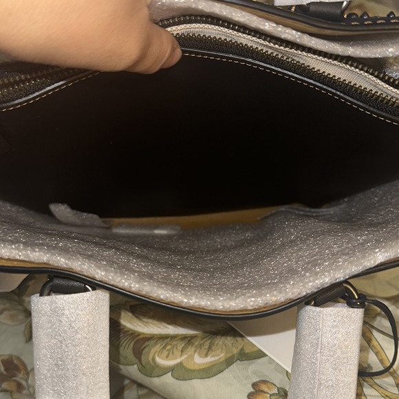 New Women's Black Dakotah Satchel - Picture 13 of 16